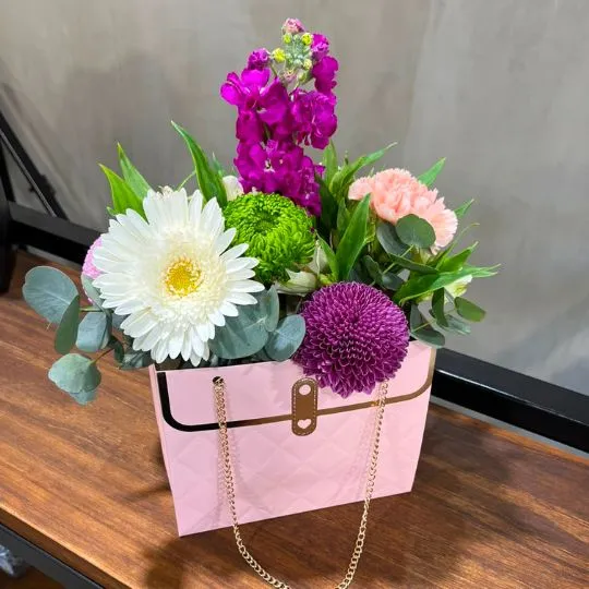 arreglo con flores variadas cartera